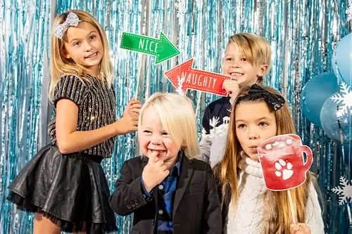 snowlandphotobooth g j0pFv - 6 Awesome Holiday Activities for Kids